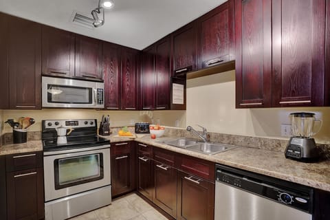 Premium Apartment, 2 Bedrooms, Accessible, City View | Private kitchen | Full-size fridge, microwave, oven, stovetop