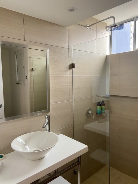 Standard Room, 1 King Bed, Non Smoking | Bathroom | Shower, towels