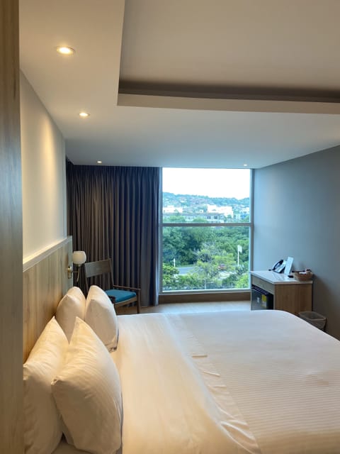 Standard Room, 1 King Bed, Non Smoking | Minibar, in-room safe, desk, free WiFi