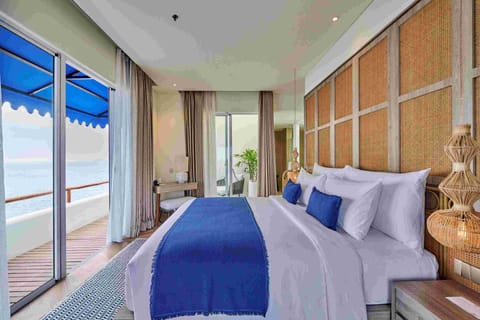 Ocean Rooftop | Egyptian cotton sheets, premium bedding, pillowtop beds, minibar