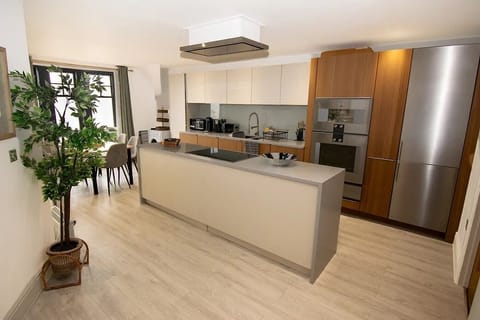 Luxury Apartment (Ty Mor) | Private kitchen | Full-size fridge, microwave, oven, stovetop