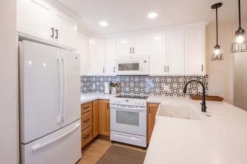 Condo, 1 Bedroom | Private kitchen