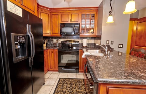 Condo, 1 Bedroom | Private kitchen