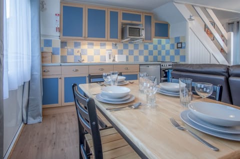 Chalet (2 Bedrooms) | Private kitchen | Fridge, microwave, oven, stovetop