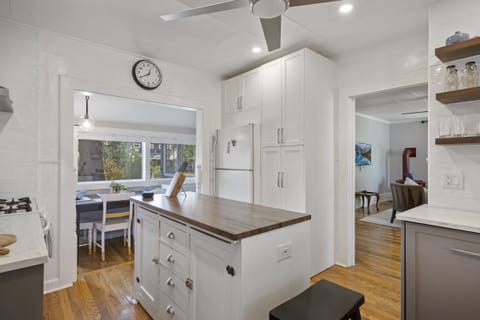 House, 2 Bedrooms | Private kitchen