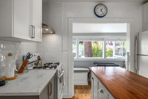 House, 2 Bedrooms | Private kitchen