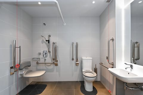 Studio Apartment (Accesible) | Bathroom | Shower, rainfall showerhead, free toiletries, hair dryer