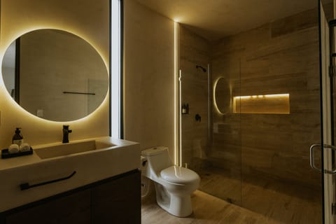 Suite Plus Pool | Bathroom | Eco-friendly toiletries, towels, soap, shampoo