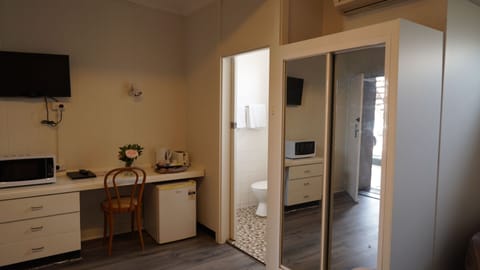 Family Room | Bathroom amenities | Shower, free toiletries, towels