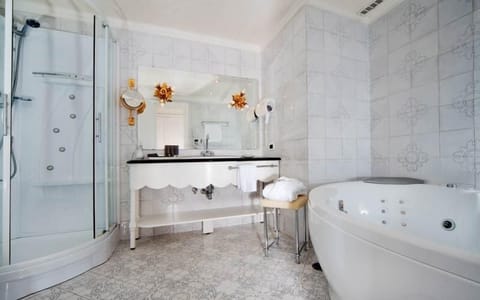 Junior Suite (Deluxe) | Bathroom | Separate tub and shower, free toiletries, bathrobes, slippers