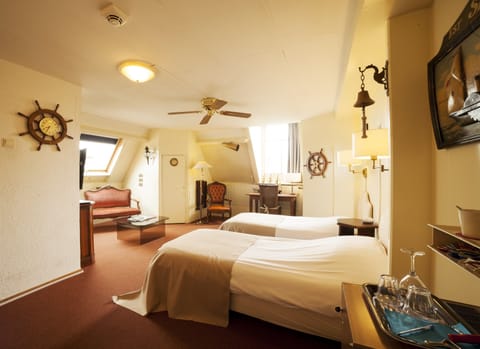 Classic Double Room | Minibar, in-room safe, desk, iron/ironing board