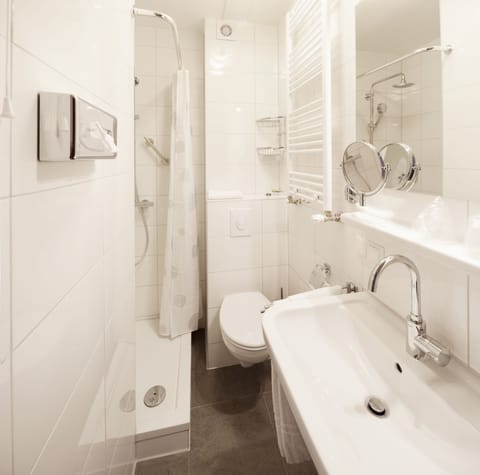 Single Room | Bathroom | Rainfall showerhead, free toiletries, hair dryer, bathrobes