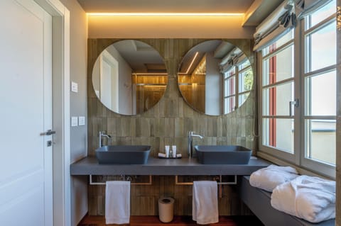 Suite Presidenziale con terrazzo e Jacuzzi, vista Portofino | Bathroom | Free toiletries, hair dryer, slippers, bidet