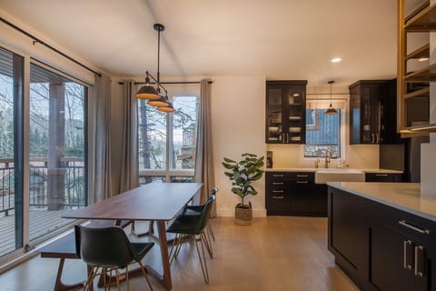 West facing balcony w/ gas grill