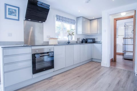 Angle Adventures - 4 Bedroom Cottage - Angle (19917)