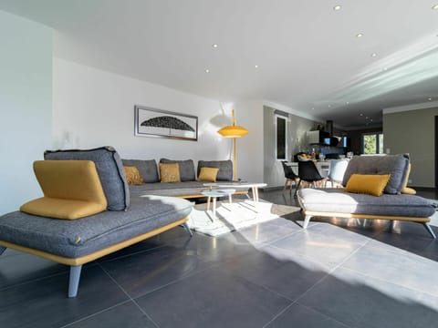 Couch, Furniture, Table, Comfort, Building, Picture Frame, Interior Design, House, Flooring, Studio Couch