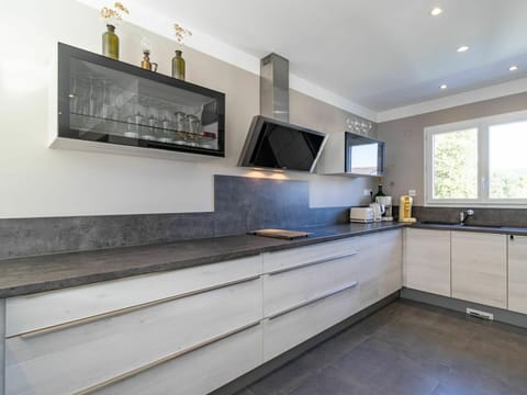 Cabinetry, Countertop, Window, Television, Wood, Kitchen, Interior Design, Living Room, Flooring, Floor