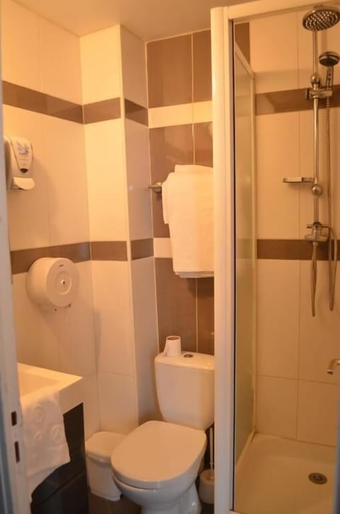 Classic Double Room | Bathroom | Shower, rainfall showerhead, free toiletries, hair dryer