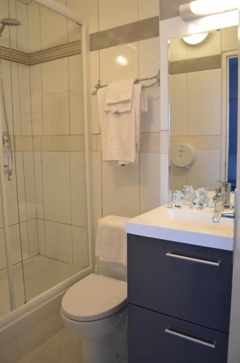 Classic Double Room | Bathroom | Shower, rainfall showerhead, free toiletries, hair dryer