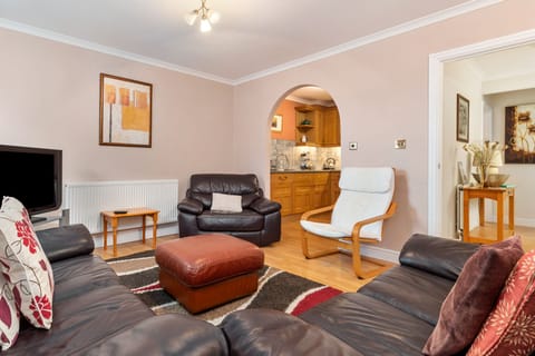 Lovely Apartment, Close to Beaches, Harbour and Town Centre