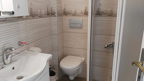 Uysal Suite Seaside | Bathroom | Shower, hair dryer, towels, soap