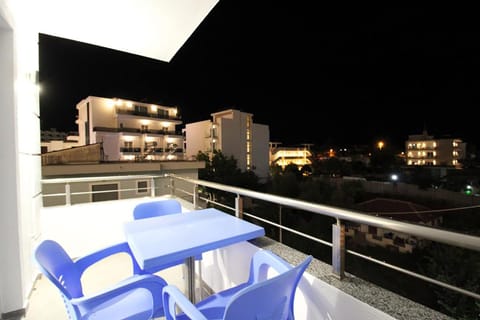 Deluxe Triple Room | Balcony