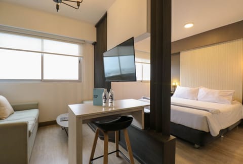 Single Room | Premium bedding, blackout drapes, iron/ironing board, free WiFi