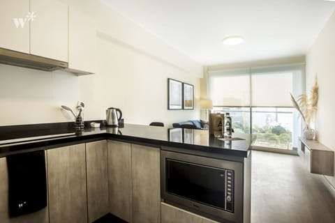 Single Room | Private kitchen | Fridge, microwave, cookware/dishes/utensils