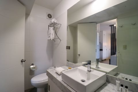 Single Room | Bathroom | Shower, towels, soap, shampoo