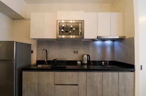 Studio (1601) | Private kitchen | Fridge, microwave, cookware/dishes/utensils