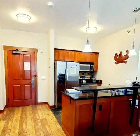 With sleek stainless steel appliances and a full suite of cookware, this kitchen is ready to meet all your needs