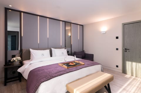 Deluxe Room (King) | Premium bedding, down comforters, pillowtop beds, minibar