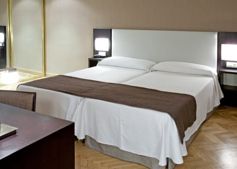 Double Room | In-room safe, desk, free cribs/infant beds, rollaway beds