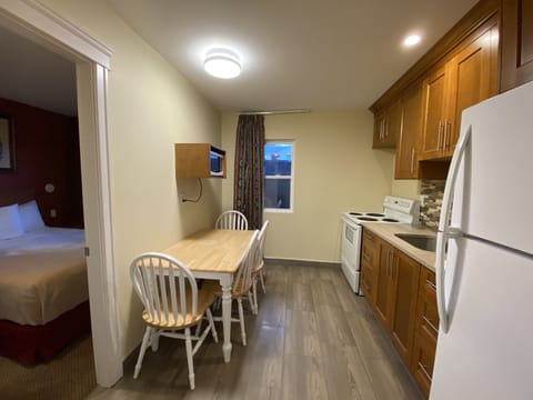 Family Room, Kitchen | Private kitchen | Full-size fridge, oven, cookware/dishes/utensils