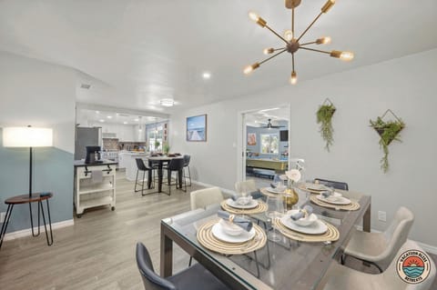 Grab a quick bite in the cozy breakfast nook just off the kitchen.