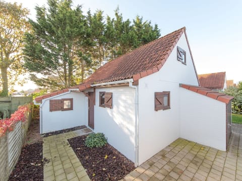 Plant, Sky, Property, Architecture, Tree, Cottage, Wood, Real Estate, Roof