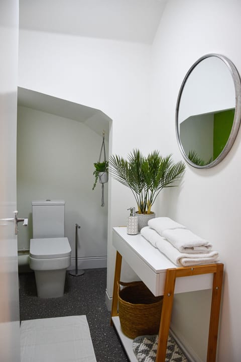 Standard Room (7) | Bathroom | Free toiletries, hair dryer, towels, soap