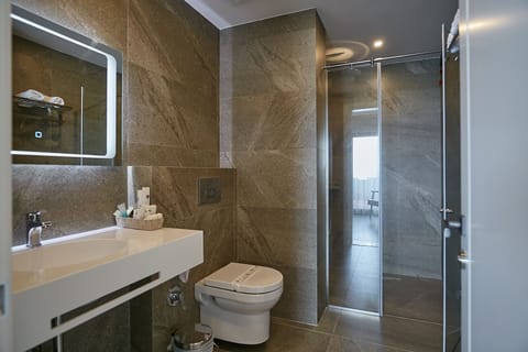 Executive Suite, Sea View | Bathroom | Shower, rainfall showerhead, hair dryer, towels