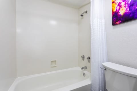 Combined shower/tub, free toiletries, hair dryer, towels