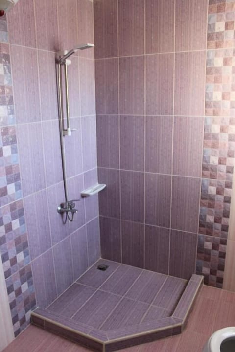 Deluxe Quadruple Room | Bathroom | Rainfall showerhead, free toiletries, towels