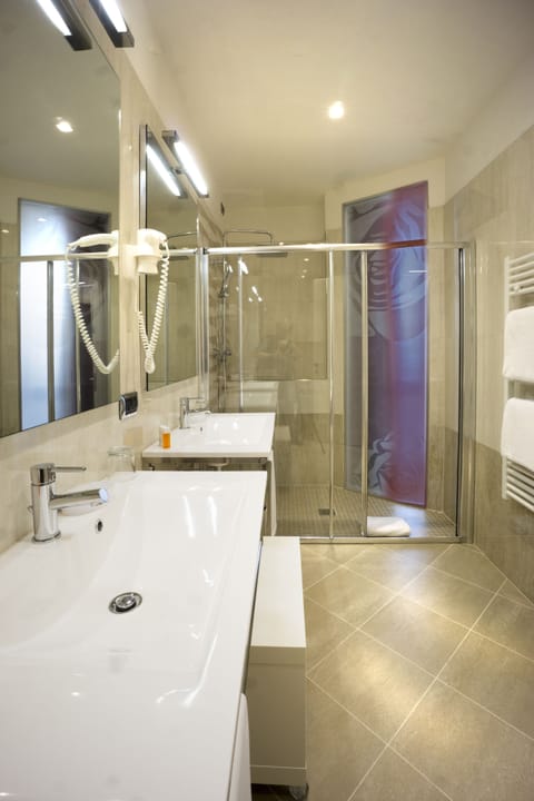 Deluxe Room | Bathroom | Rainfall showerhead, hair dryer, bidet, towels