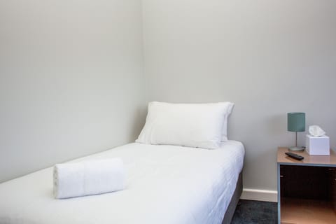 Single Room with Shared Bathroom | Desk, WiFi, bed sheets