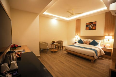 Club Room | Minibar, in-room safe, soundproofing, rollaway beds