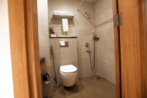 Deluxe Room | Bathroom | Shower, free toiletries, hair dryer, bathrobes