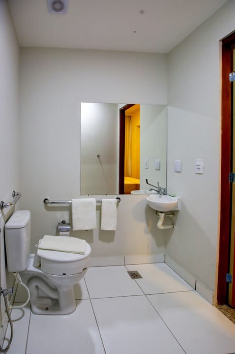 Standard Room | Bathroom | Shower, free toiletries, towels