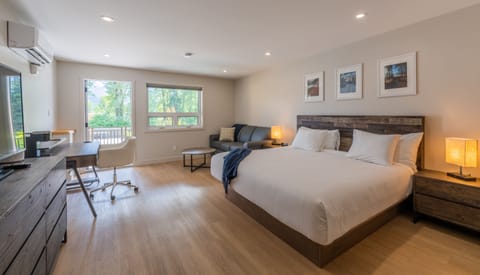 Standard Single Room | Premium bedding, in-room safe, desk, laptop workspace