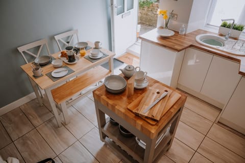 Spacious kitchen with dining area, and direct canal access. Underfloor heating.