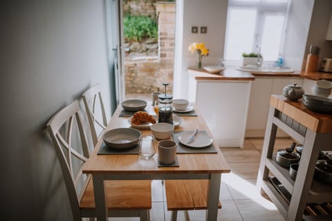 Dining area for upto 5 people. Underfloor heating