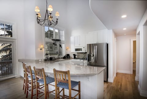 Kitchen with bar - Open counter space with dining bar