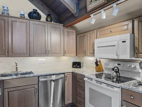 Townhome, 4 Bedrooms | Private kitchen | Fridge, oven, coffee/tea maker, toaster